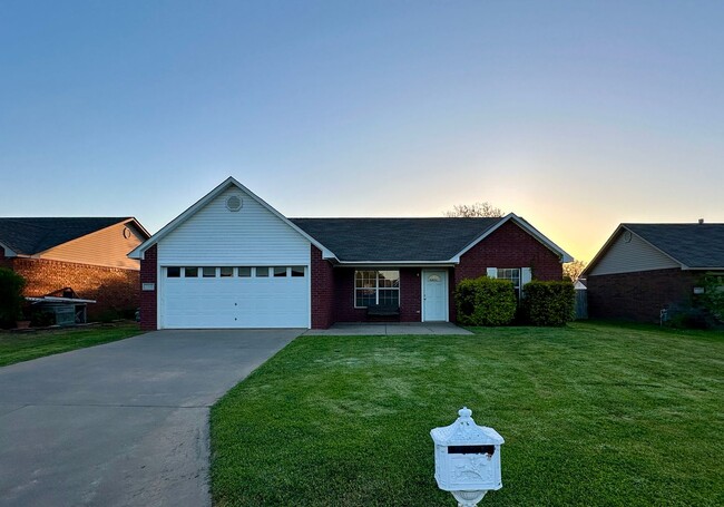Primary Photo - Gorgeously Updated 3 Bed 2 Bath 2 Car Garage