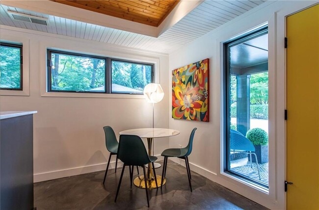 Building Photo - 1904 Lenox Rd NE