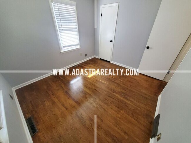 Building Photo - Spacious Overland Park Ranch Home w/Finish...