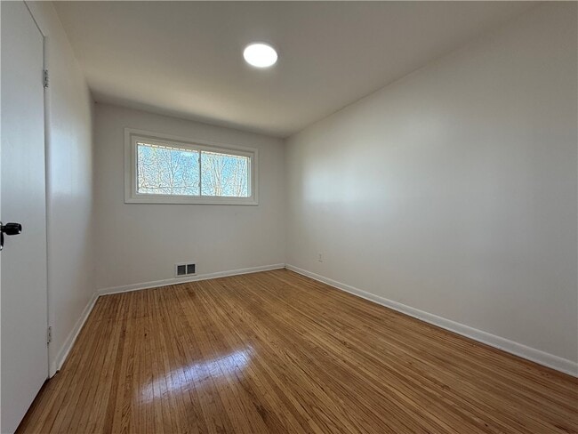 Building Photo - 1656 Jefferson Rd