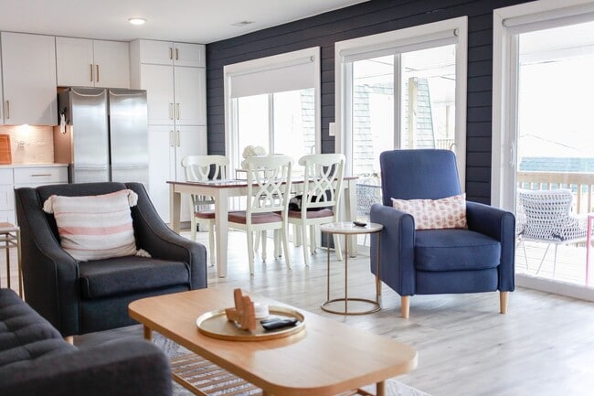 Building Photo - Pretty Lake Furnished Unit 2/1.5 Views! Vi...