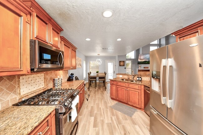 Building Photo - 12711 Laurel Bank Way