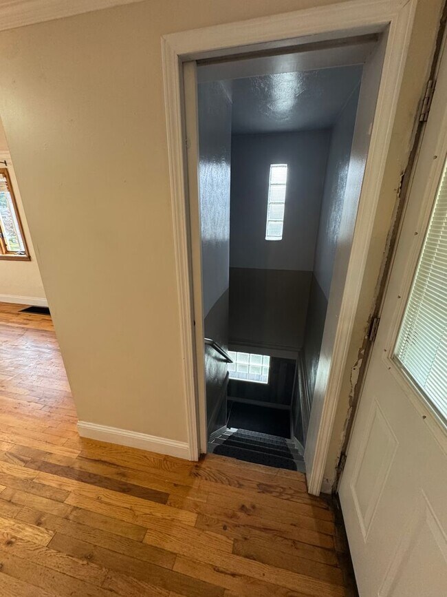 Building Photo - Coraopolis - 3 Bedroom, 1 Bath - Charming ...