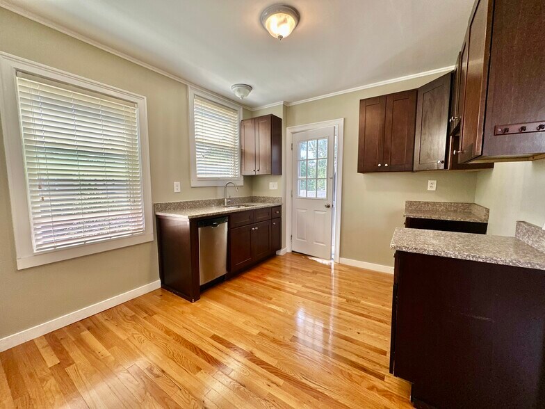Primary Photo - 76 Farquhar St