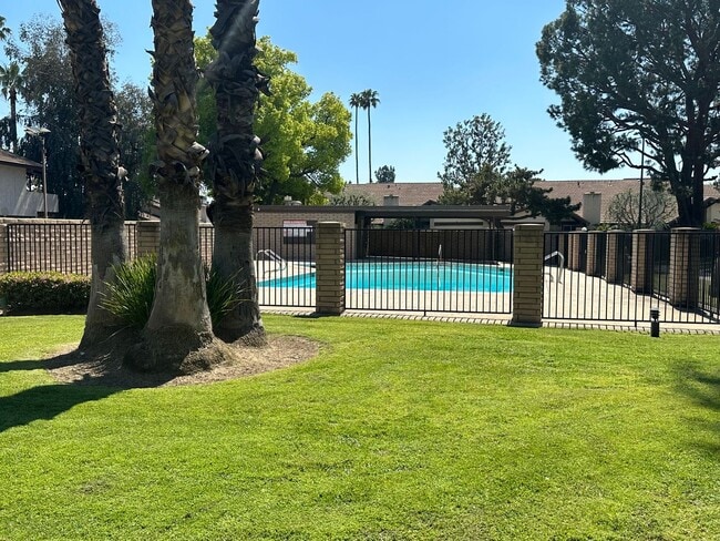 Building Photo - Westchester Area Condo W/Garage  AVAILABLE NOW!