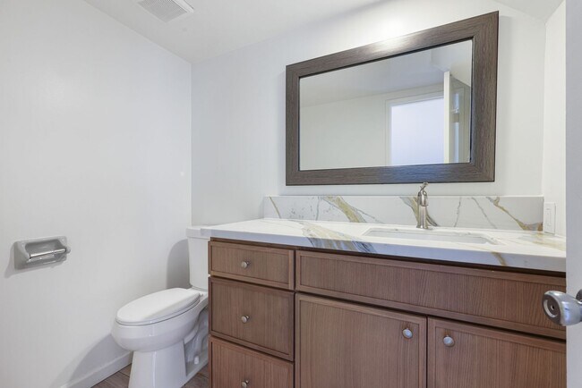 Building Photo - Updated 2 Bed 1.5 Bath Apt. in Coronado