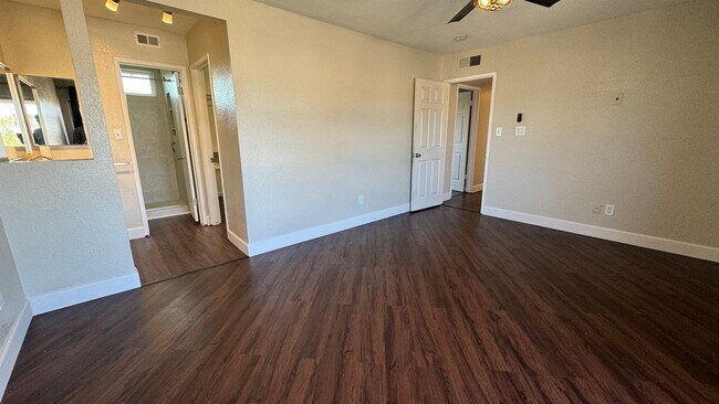 Building Photo - Gorgeous, renovated 4-bedroom home central...