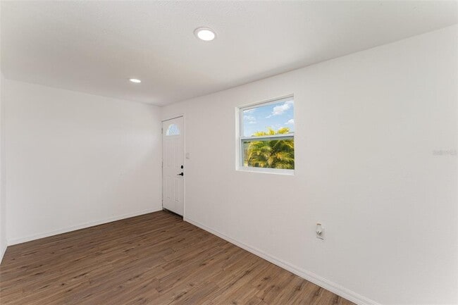 Building Photo - 833 N Suwannee Ave