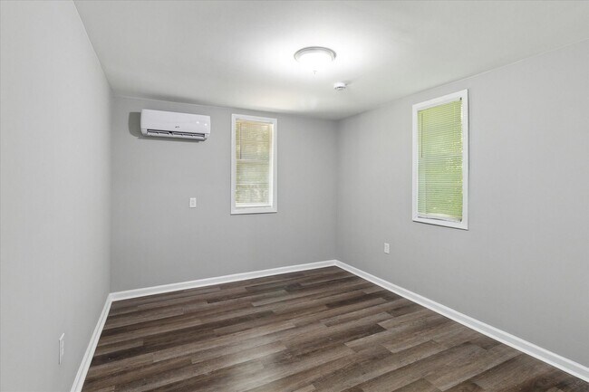 Building Photo - Huge East Savannah 5BR/2BA House For Rent