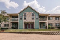 Building Photo - Beautiful 2 bed Condo In NE Rochester!