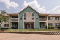 Building Photo - Beautiful 2 bed Condo In NE Rochester!