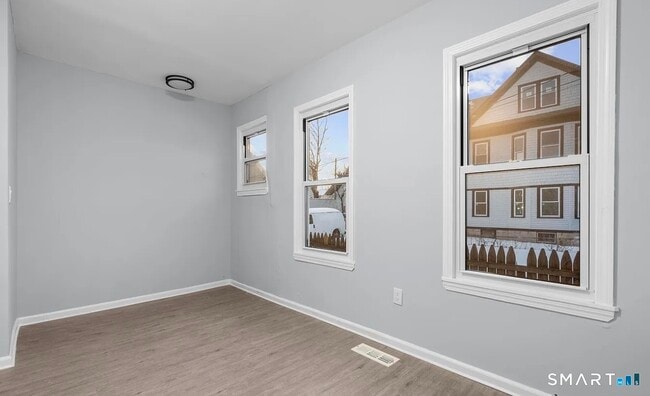 Building Photo - 303 Poplar St