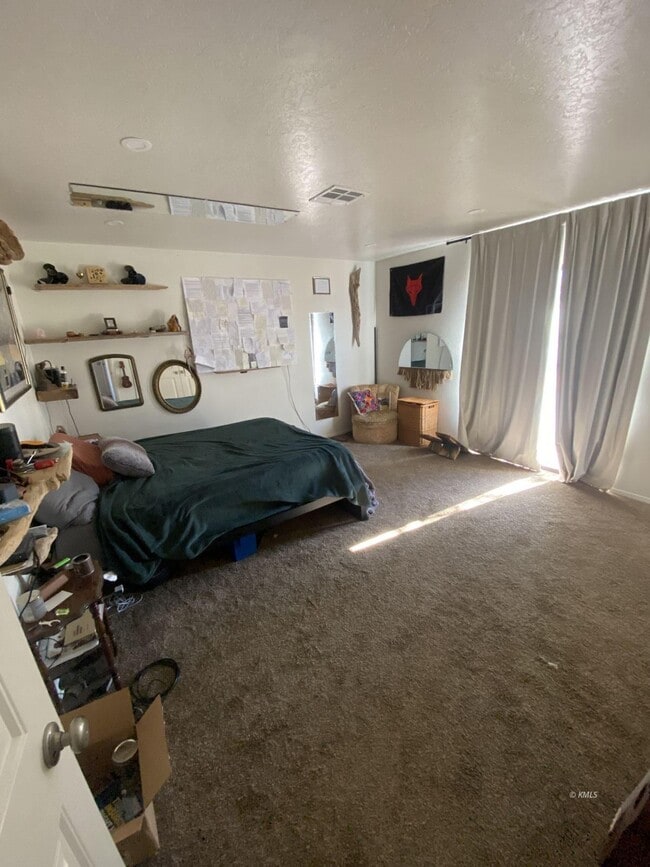 Building Photo - 941 W Chamberlain Dr