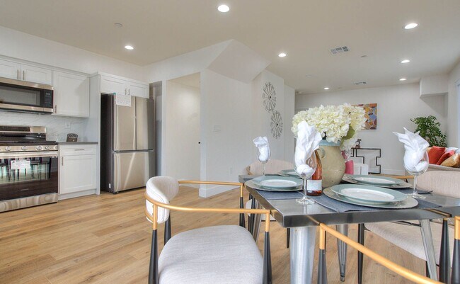Building Photo - Luxury 2 & 4 Bed Townhomes in NoHo!