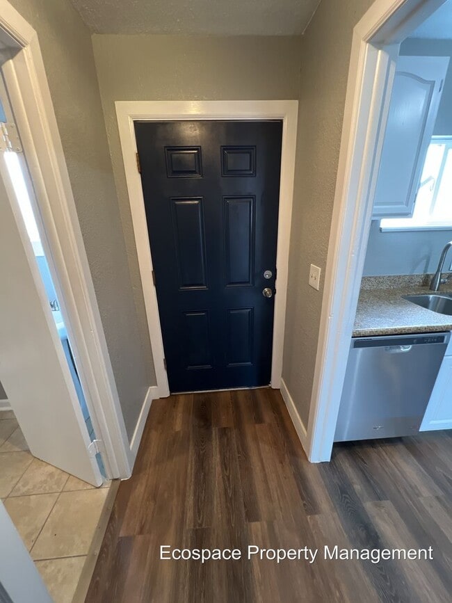 Building Photo - Backside Duplex in Park Hill Available! **...