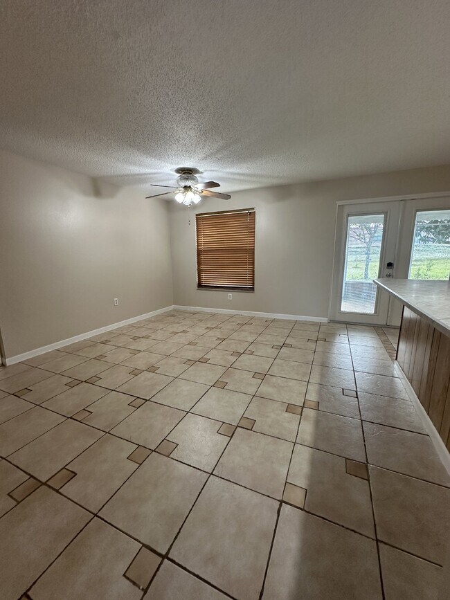 Building Photo - Convenient location close to everything!