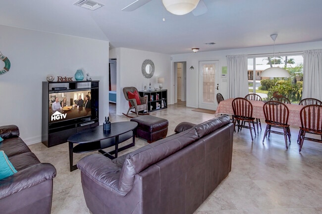 Building Photo - 2731 NE 53rd St