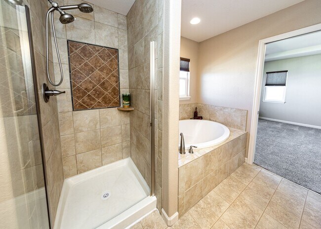 Building Photo - Westside home in Desirable Gold Hill Mesa ...