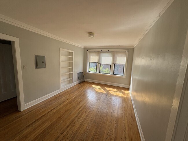 Building Photo - 1708 W Lunt Ave