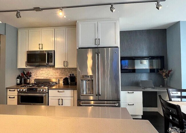 Building Photo - 4-74-74 48th Ave