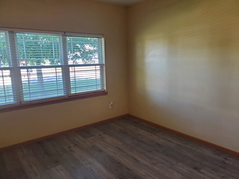 large living area - 603 3rd Ave