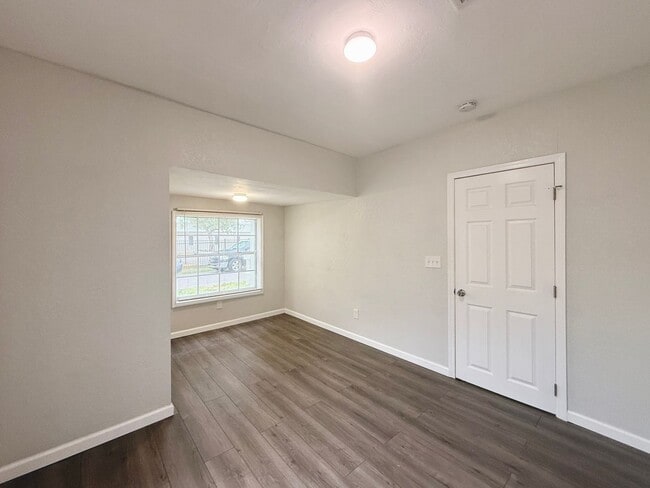 Building Photo - 2 Bedroom, 1 Bathroom Home with Yard - Flexible Leasing Option with 7 Months Lease