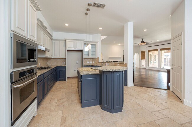 Building Photo - Spacious and beautifully designed with 5 bedrooms, 4 bath in a desirable location.