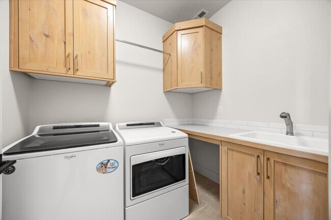 Building Photo - Amazing Neighborhood 2 Bed 2 Bath Plus Office