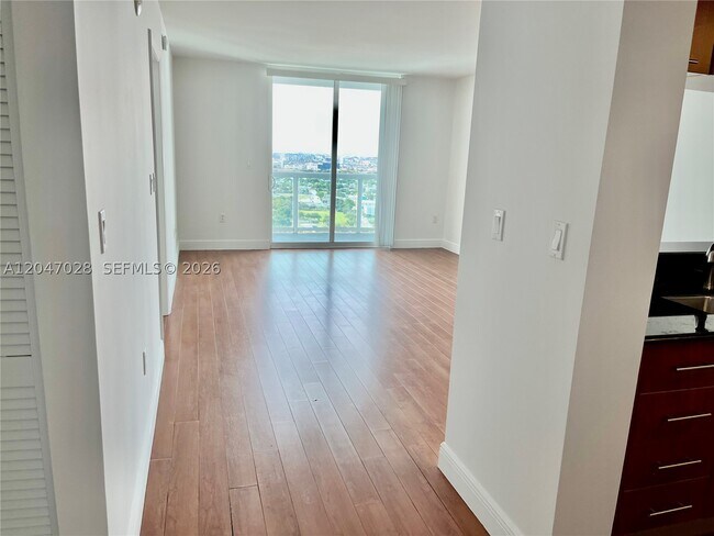 Building Photo - 1800 N Bayshore Dr