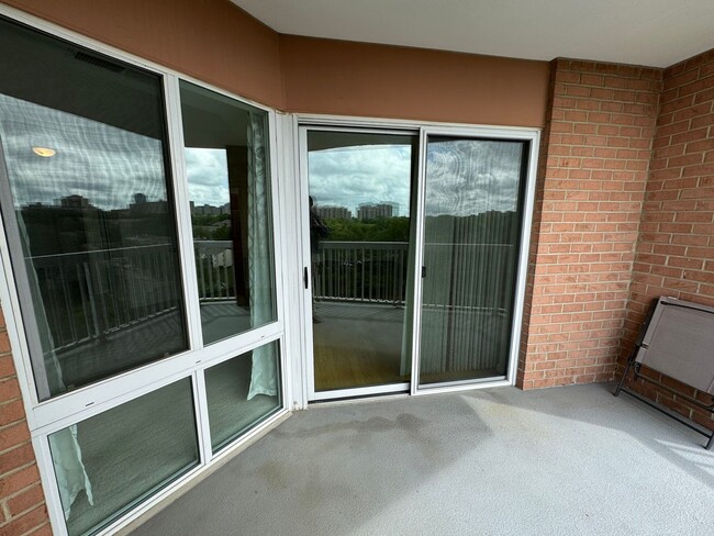 Building Photo - Sun-filled 1 Bed 1 Bath Condo With Private...