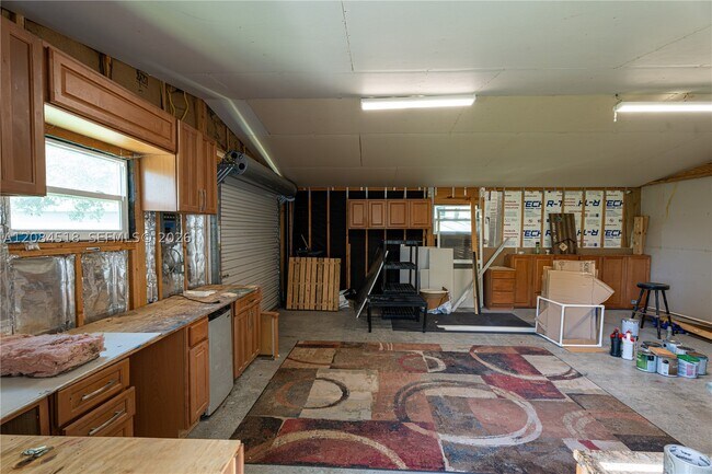 Building Photo - 618 SW Ray Ave
