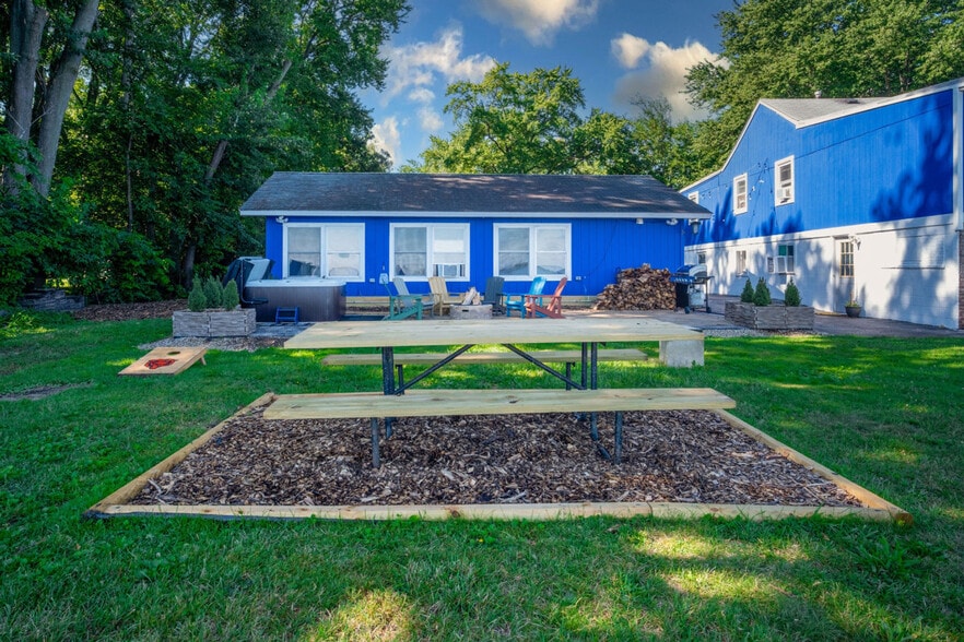 Building Photo - 39259 N Jackson Dr