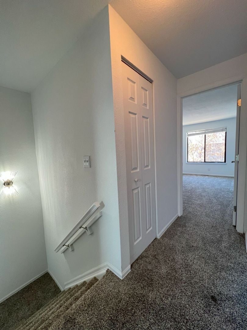 Building Photo - 304 S Taft Ct