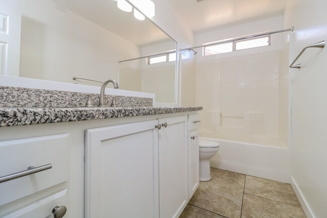 Building Photo - 5123 W Fulton St