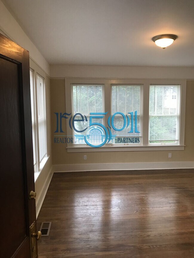 Building Photo - *New Price*  Newly Renovated Immaculate Co...