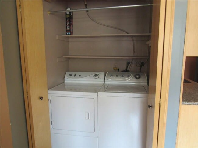 Building Photo - 105 Sarah Ln