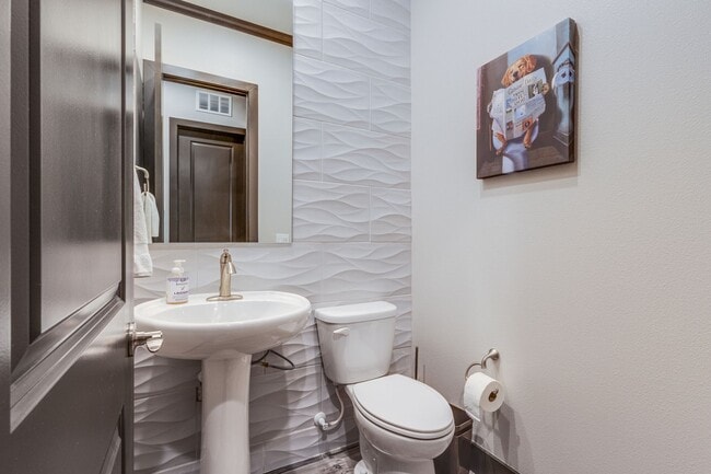 Building Photo - Stunning 5Bed/4.5 Bath home located in a prestigious guard gated community in Summerlin