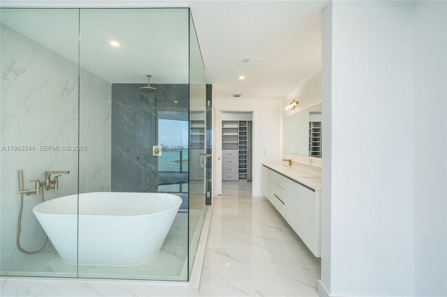 Building Photo - 700 NE 24th St