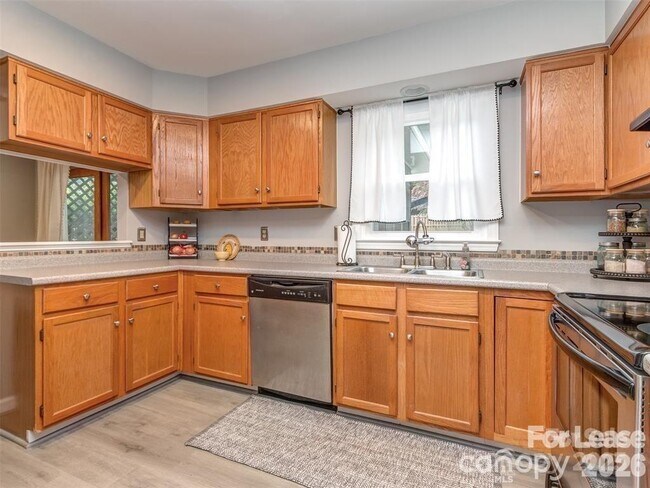 Building Photo - 8715 Parkchester Dr