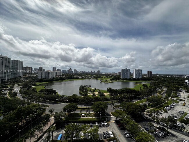 Building Photo - 3731 N Country Club Dr