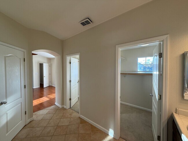 Building Photo - 5 bedrooms located in Redbridge Gated Community!