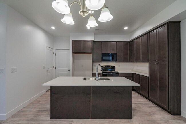 Building Photo - Well Maintained, 3 Bedroom and 2.5 Bathroom Townhome in Desert Color! Internet Included!