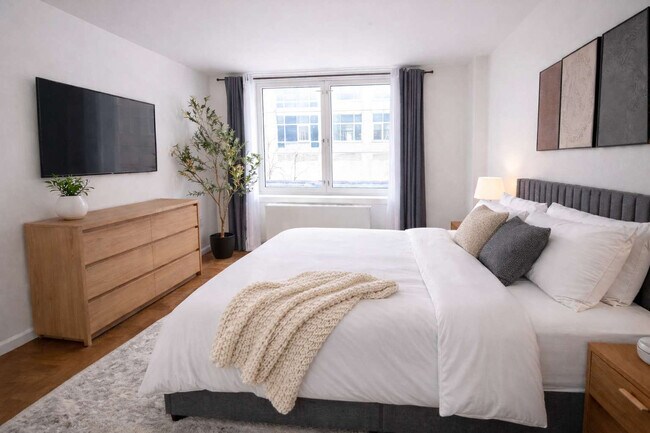 Building Photo - 350 W 43rd St