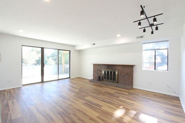 Building Photo - 600 Manhattan Dr