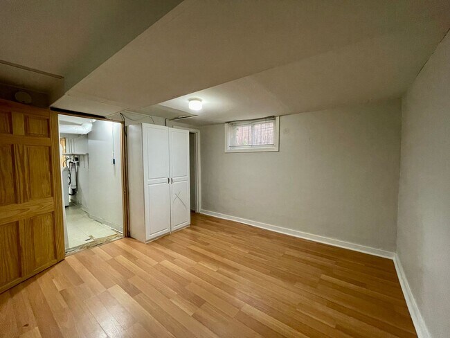 Building Photo - $0 DEPOSIT OPTION, NEW PAINT, TRADITIONAL BRICK HOME, WALKING DISTANCE TO DU!! LARGE BACKYARD, DE...