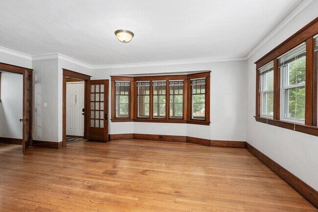 Building Photo - 220 Valley Ave SW