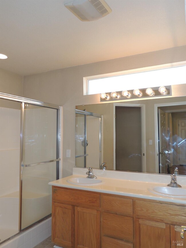 Building Photo - 640 Birch Ridge Dr