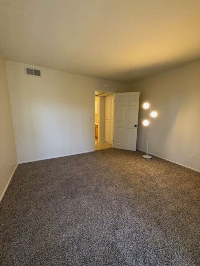 Building Photo - Top floor, 1 Bedroom, 1 Bath Condo in Ston...