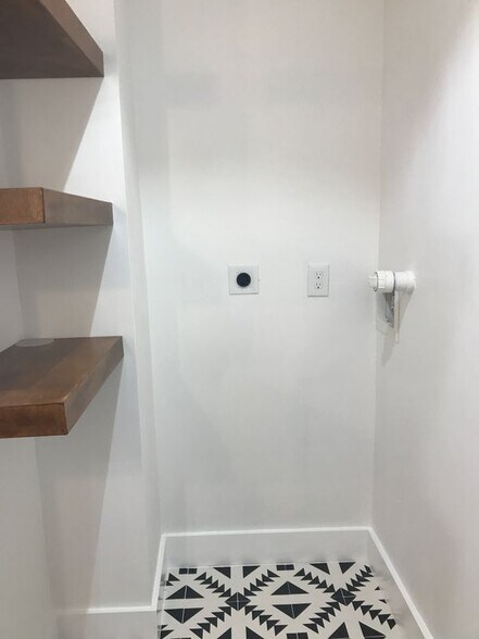 Building Photo - 423 W Woodlawn Ave