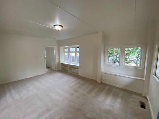 Building Photo - 17 Mile Drive Cottage!